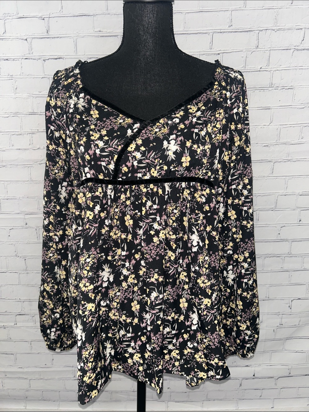 NWT Umgee Black Floral V-Neck Long Sleeve Tunic Medium
